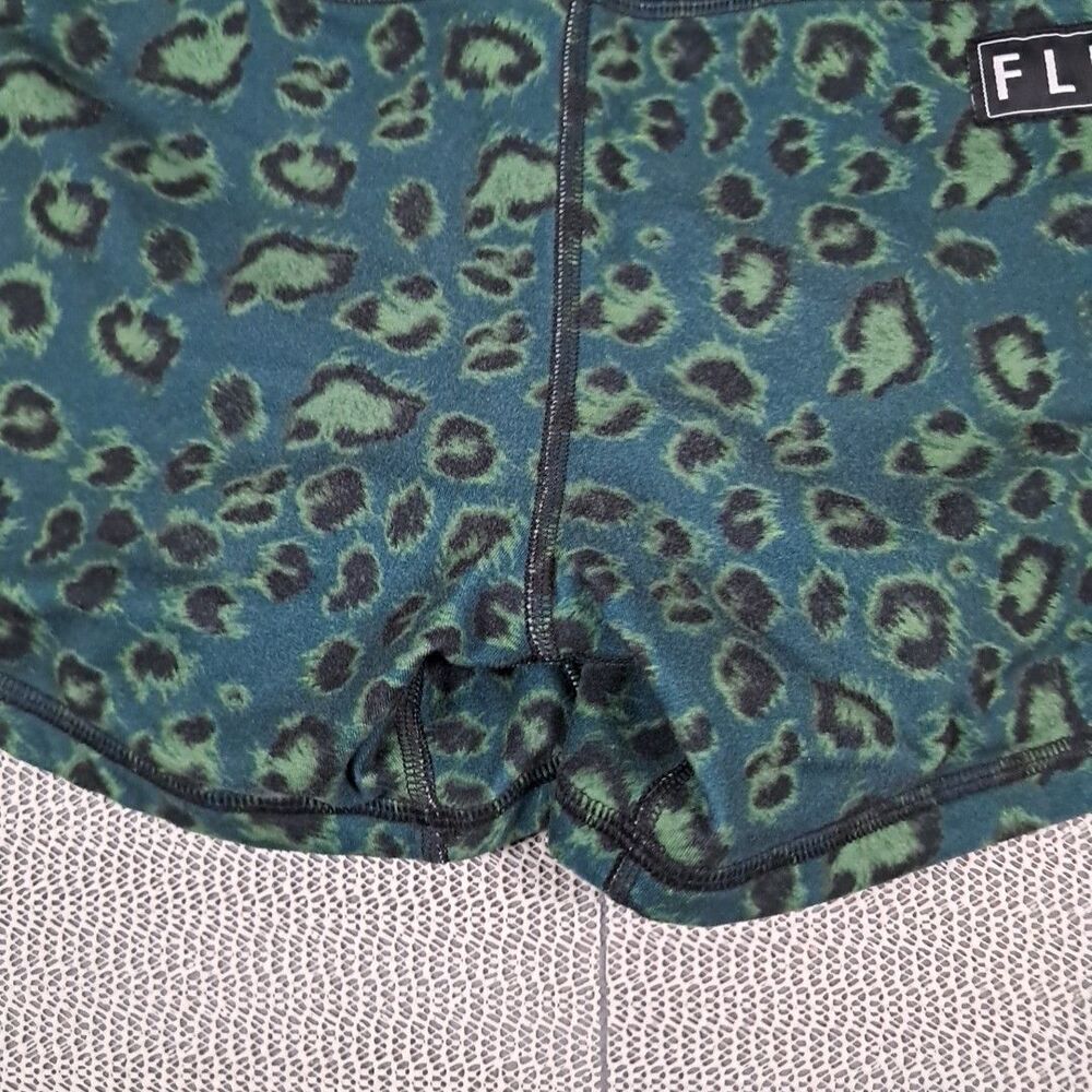 Fleo Women’s 3.5” Leopard Mid Rise Shorts Size M Green/Black - Picture 5 of 8